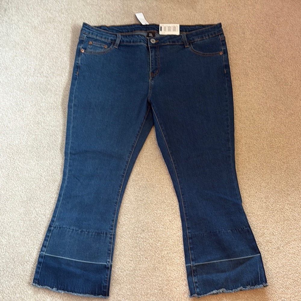 HUE Blue Ankle Cropped Jeans with Raw Hem